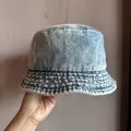 Detail eines verwaschenen Denim-Anglerhuts mit Used-Look-Löchern und verstärkten Nähten - M / Mittelblau