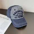 Nahaufnahme der Vintage-Baseballkappe aus gewaschenem Denim mit Stickerei und Ziernähten - Verstellbar / Marineblau