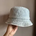 Detail eines hellblauen Denim-Anglerhuts mit mehrreihigen Nähten und Distressed-Textur - M / Hellblau