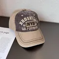 Detail der verwaschenen Vintage Baseballkappe mit khaki und brauner Kontraststickerei - Verstellbar / Khaki