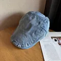 Detalle de gorra plana de mezclilla azul con costuras de diamante en mesa de madera - M (55-59cm) / Azul Medio