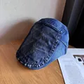 Detalle de gorra denim azul con costuras de estrellas blancas en mesa de madera - M (55-59cm) / Azul marino