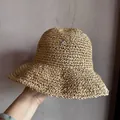 Dettaglio delle cuciture colorate e della trama intrecciata a mano del cappello di paglia - M (56-58cm) / Cachi