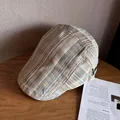 Dettaglio del berretto piatto vintage a righe con fibbia in metallo regolabile - M (55-59cm) / Beige