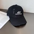 Dettaglio cappello da baseball nero effetto usurato con ricamo bianco e strappi chic - Regolabile / Nero
