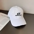 Dettaglio del cappellino bianco effetto usurato con ricamo lettera G nera e bordi strappati - Regolabile / Bianco