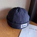 Detail der dunkelblauen Docker-Mütze aus Ripstop-Gewebe mit Camping-Aufnäher-Design - Verstellbar / Marineblau