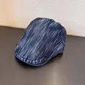 Detail van een donkerblauwe denim platte pet met vintage gewassen textuur en stiksels - M (55-59cm) / Marineblauw
