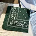 Bandana paisley vert foncé avec motif vintage sur tissu blanc et décor de magazine - Vert Foncé