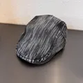 Detail van de gewassen denim stof en vintage grijze textuur op deze platte pet - M (55-59cm) / Zwart