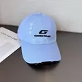Dettaglio del cappellino azzurro stile vintage con ricamo 3D della lettera G - Regolabile / Azzurro
