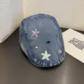 Detalle de boina denim azul con estrellas de lentejuelas y pedrería de colores - M(55-59cm) / Azul Medio
