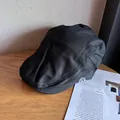 Detalle de gorra plana retro negra con un emblema blanco bordado en tejido de sarga - M / Negro