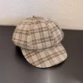 Detailopname van de bruine geruite krantenjongenspet met klassieke geweven textuur - M (55-59cm) / Khaki