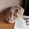 Primer plano detallado de gorra plana retro caqui con pequeño logo bordado en madera - M / Caqui