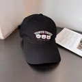Detailweergave van de berenborduursel op een zwarte katoenen baseballpet met gebogen klep - Verstelbaar / Zwart