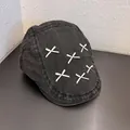 Dettaglio del berretto in denim grigio scuro con sei fiocchi bianchi e cuciture precise - M(55-59cm) / Nero Carbone