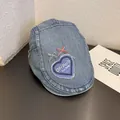 Détail macro du béret en jean vintage avec patch cœur et broderie Parisienne - M / Cœur Délavé Bleu Moyen