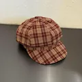Detail van roodbruine geruite achthoekige bakkerspet met retro geruite stoffen textuur - M (55-59cm) / Rood