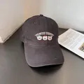Detail van beerborduurwerk op antracietgrijze katoenen honkbalpet met Youth Teddy tekst - Verstelbaar / Grijs