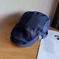 Detalle de gorra plana de lona azul marino con bordado de escudo blanco en el lateral - M / Azul marino