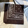 Donkerbruine paisley bandana van zijdeachtig polyester met klassieke witte patronen - koffiekleur