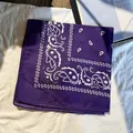 Bandana paisley violet foncé avec motifs hip-hop classiques sur tissu blanc texturé - Violet foncé