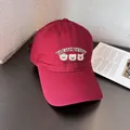 Detailweergave van de teddy-borduring op de donkerrode katoenen baseballpet - Verstelbaar / Bordeauxrood