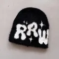 Detail van zwarte pluche gebreide muts met witte RRW-letters en sterpatroon - Zwart