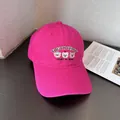 Detail van rozerode katoenen baseballpet met teddybeer borduursel en gebogen rand - Verstelbaar / Rozerood