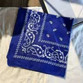 Bandana bleu roi au motif cachemire classique hip hop sur une texture de tissu - Bleu royal