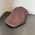 Detailansicht einer dunkelbraunen Flatcap mit Twill-Baumwolltextur und feinen Nähten - M / Kaffeebraun
