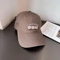 Detailopname van het berenborduursel op een bruine katoenen baseballpet - Verstelbaar / Licht koffiebruin