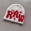 Detail van witte pluche gebreide muts met rode RRW-letters en geborduurd sterpatroon - Wit