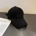 Détail d'une casquette de baseball en velours côtelé noir avec broderie ton sur ton - Réglable / Noir