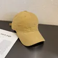 Détail d'une casquette de baseball en velours kaki avec broderie de lettres fines - Réglable / Kaki