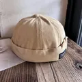 Detail der beigen Docker-Mütze mit Freedom-Patch und fester Baumwoll-Stoffstruktur - Verstellbar / Khaki