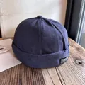 Detailansicht einer dunkelblauen Docker-Mütze mit schwarzem FREEDOM-Lederpatch-Akzent - Verstellbar / Marineblau