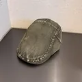 Dettaglio del tessuto denim lavato e delle cuciture rinforzate sulla coppola vintage - M (56-60cm) / Verde militare