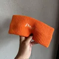 Details des orangefarbenen Rippstrick-Sport-Stirnbands mit weißer me Buchstaben-Stickerei - Orange