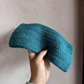 Nahaufnahme des petrolfarbenen Strickstirnbands mit grober Textur und Häkeldetails für Damen - Blaugrün