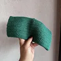 Nahaufnahme von dunkelgrünem handgestricktem Stirnband mit dicker Textur und Handarbeit - Dunkelgrün