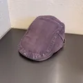 Dettaglio del berretto piatto in denim lavato viola con fibbia in metallo regolabile - M (56-60cm) / Viola
