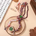 Détail d'une montre bohème perlée avec cadran en strass et bracelet tressé coloré - Vert