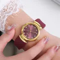 Detalle de reloj dorado elegante con esfera púrpura y diamantes en la muñeca femenina - Rojo