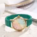 Kwartshorloge met roze-blauw verloop wijzerplaat, gouden kast en groene rekbare band - Groen