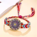 Detail eines bunten ethnischen Webarmbands mit Mandala-Muster und goldenem Zifferblatt - Stil D