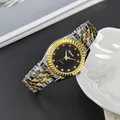 Detalle de reloj de cuarzo con esfera negra de rayos de sol y bisel estriado dorado - 30MM / Modelo Mujer Esfera Negra