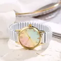 Macro-opname van de gouden horlogekast met regenboog wijzerplaat en witte stretchband - Wit