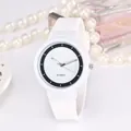 Vista detallada de un reloj de cuarzo blanco minimalista con correa de silicona y resina - Blanco
